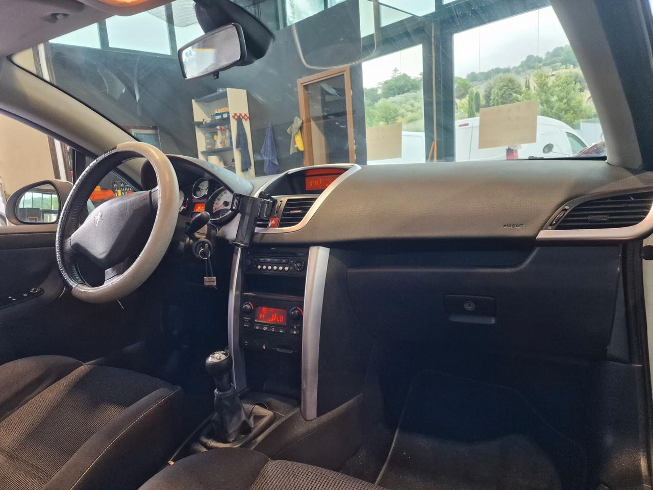 Peugeot 207 1.6 HDi 110CV CC Féline
