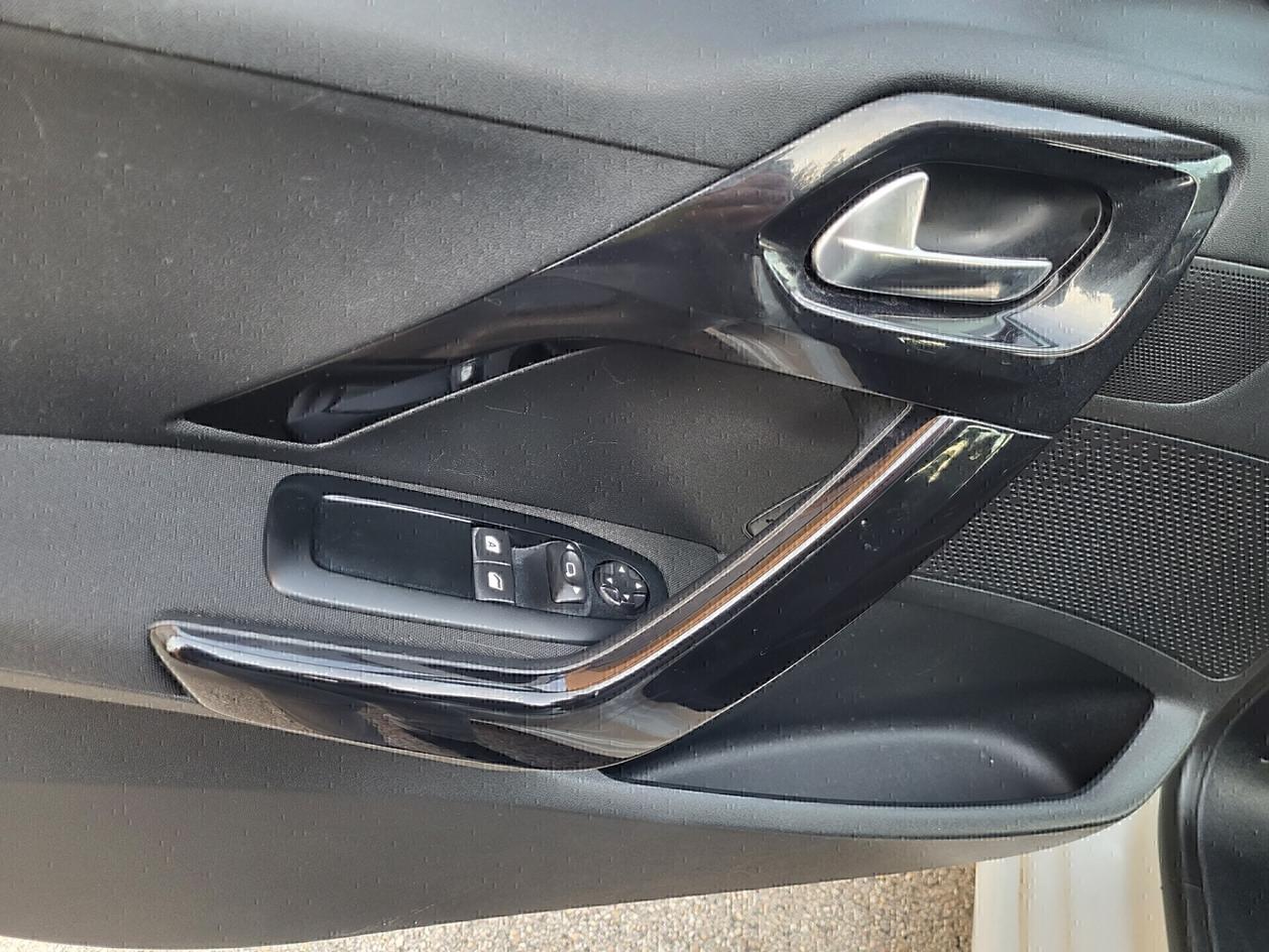 PEUGEOT 208 1,4 HDI-UNICA PROPRIETAR-4 REVISIONI