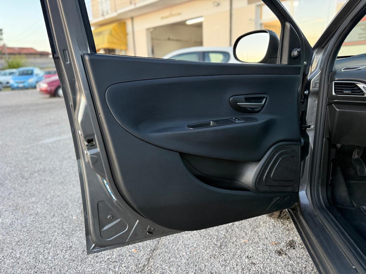 Lancia Ypsilon 1.2 69 CV 5 porte Elefantino