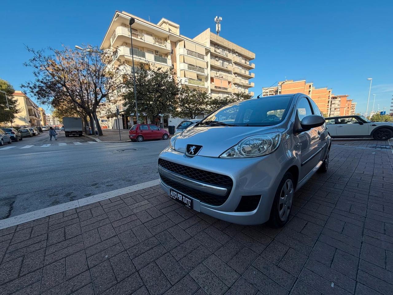 Peugeot 107 1.0 68CV 5p. CAMBIO AUTOMATICO