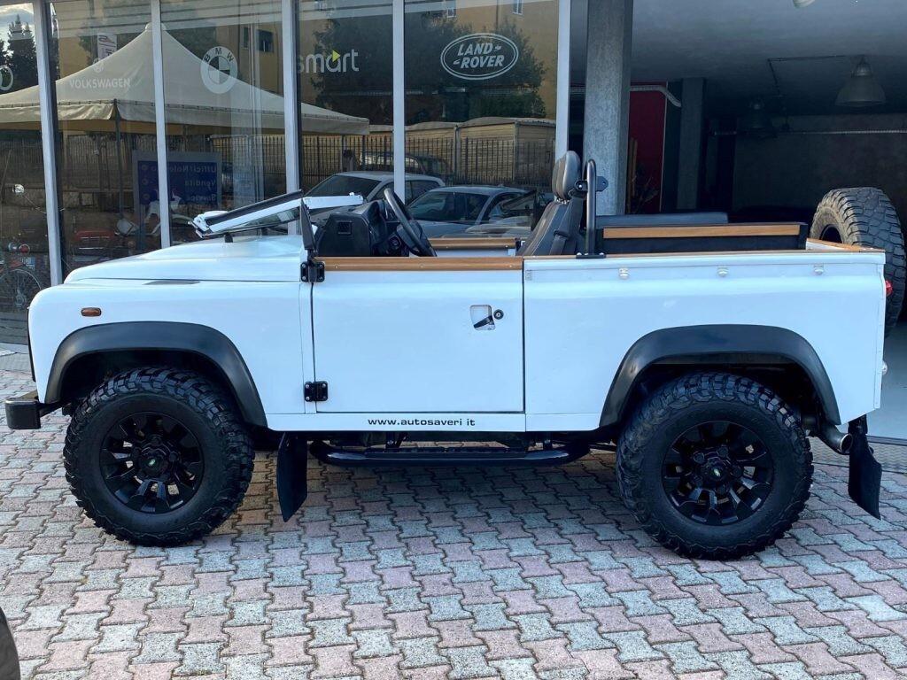 LANDROVERDefender902.2TD4StationWagon