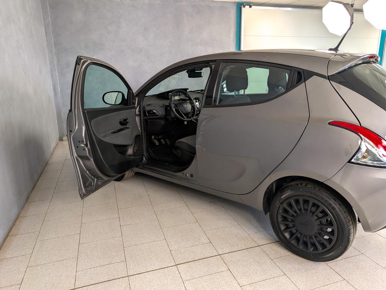 Lancia Ypsilon 1.0 Hybrid 70cv Silver