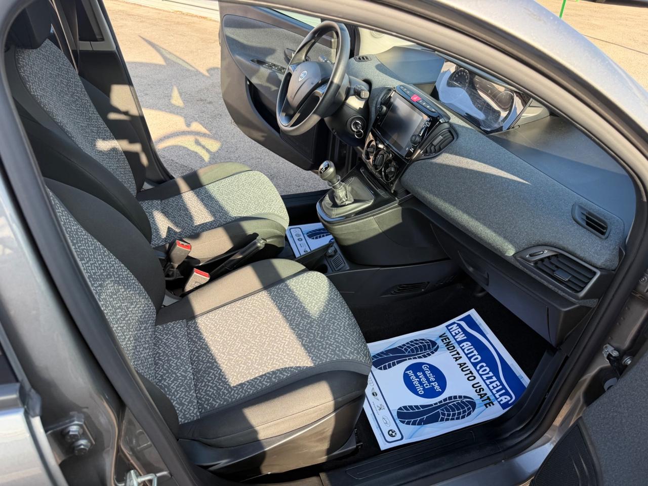 Lancia Ypsilon 1.0 FireFly 5 porte S&S Hybrid Ecochic Silver