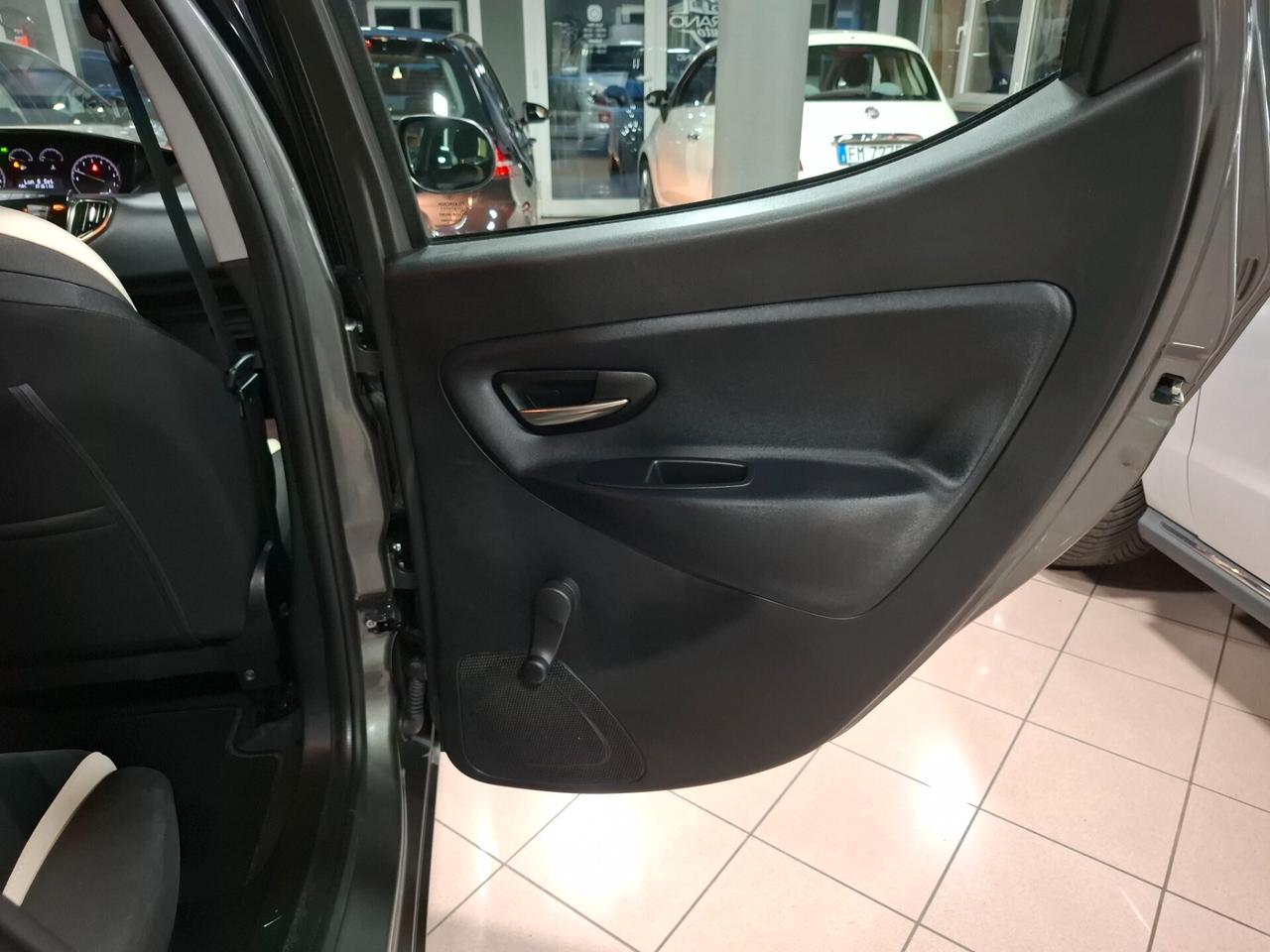 Lancia Ypsilon 1.2 benzina Silver Neopatentato