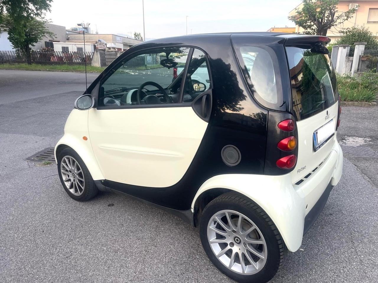 Smart ForTwo 700 coupé grandstyle (45 kW) per Neopatentati