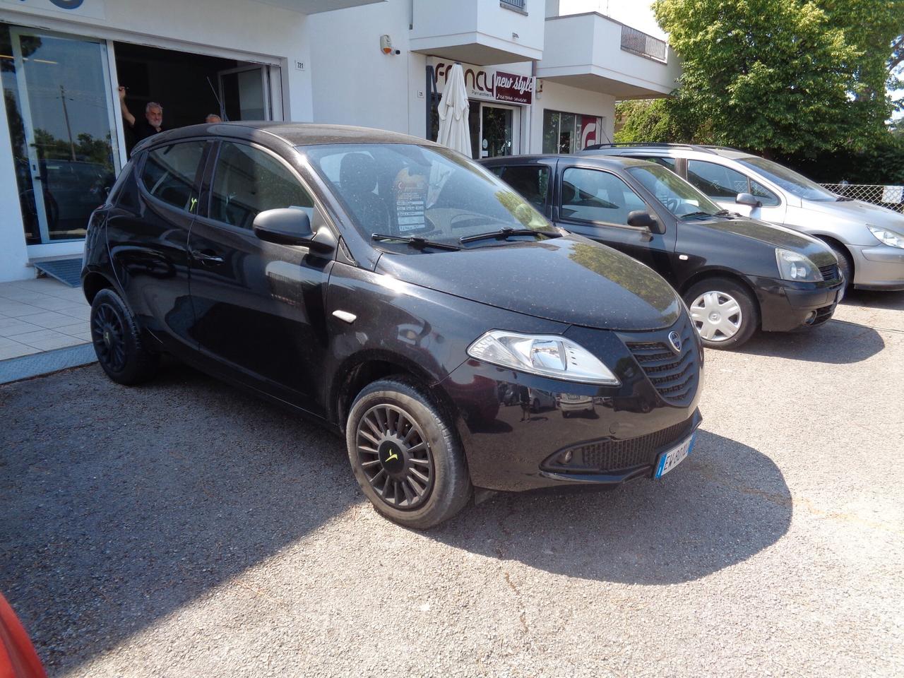 Lancia Ypsilon 0.9 TwinAir 85 CV 5 porte Metano Ecochic Silver