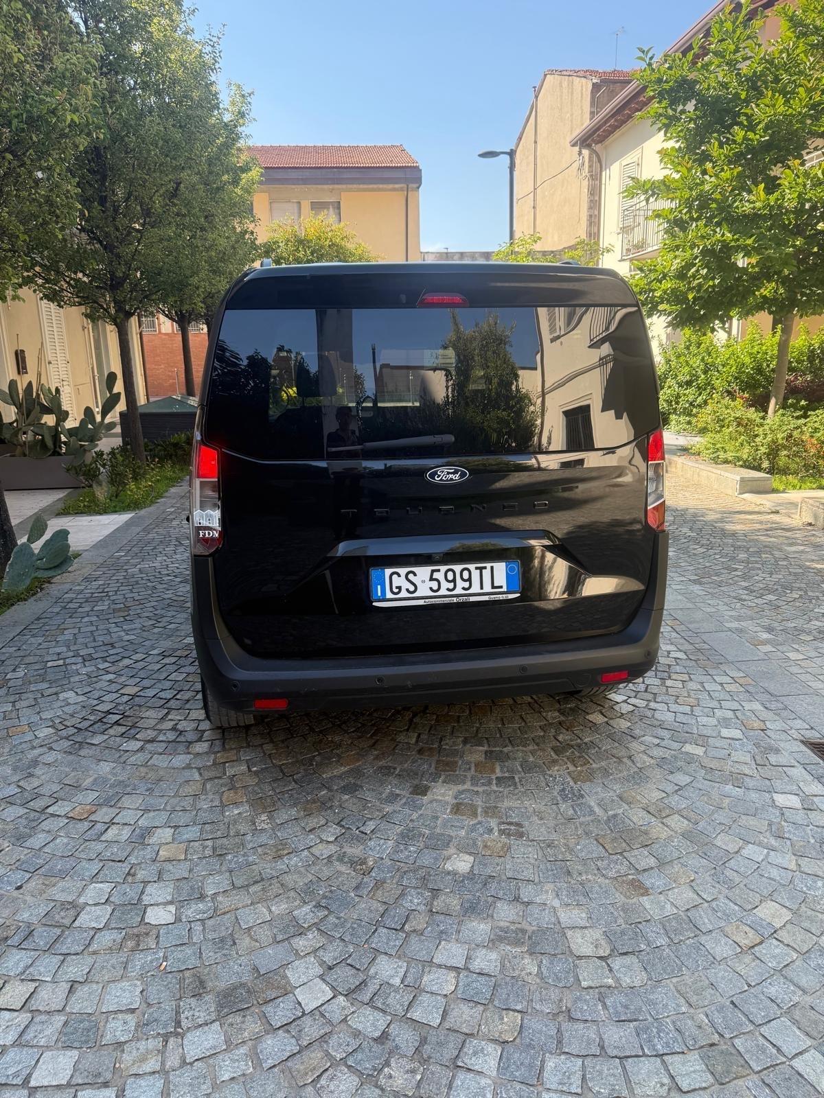 Ford Tourneo Courier 1.0 EcoBoost Titanium