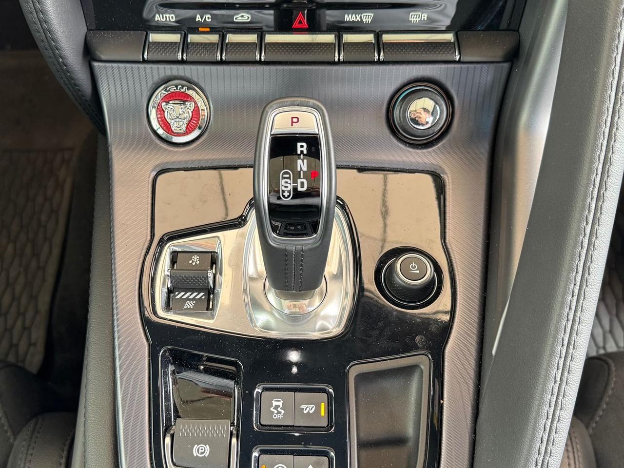 Jaguar F-Pace R-Dynamic Black 2.0 P 300