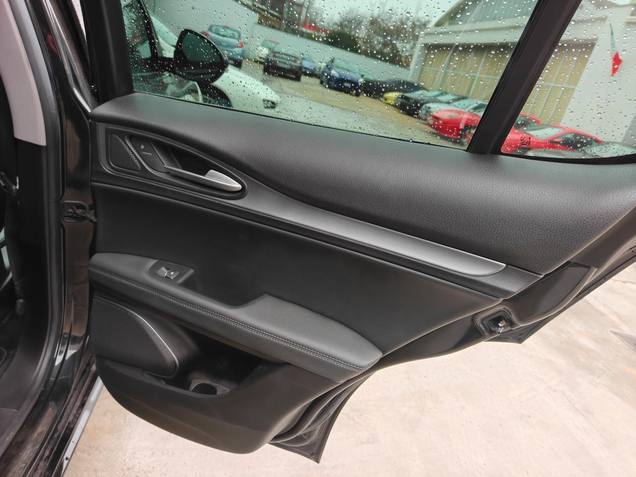 Alfa Romeo Stelvio Q4 Veloce total black