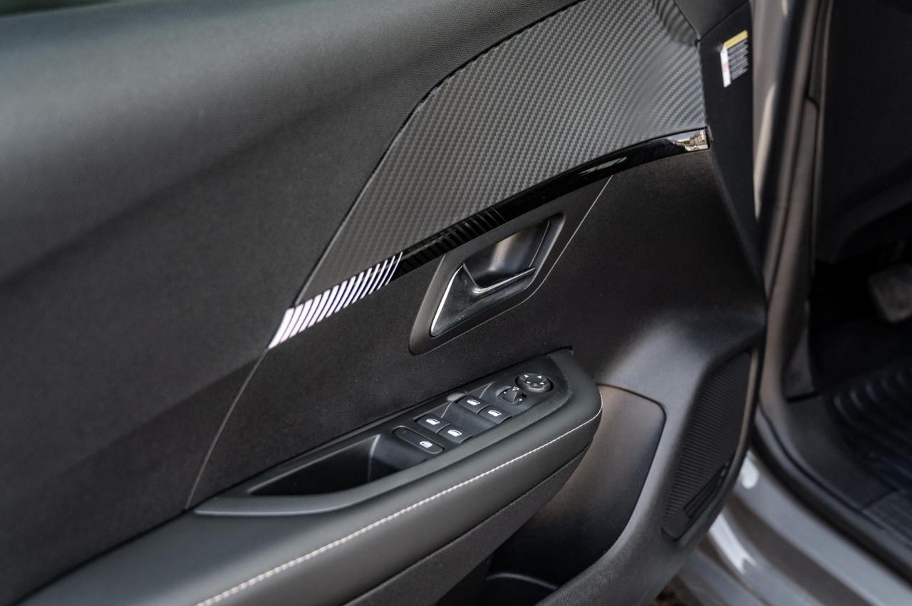 Peugeot 208 1.2 hybrid Allure 110cv e-dcs 6