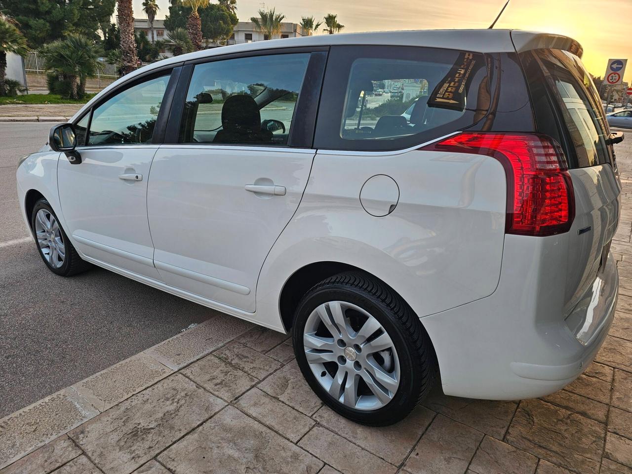 PEUGEOT 5008 1.6 BLUEHDI 120CV BUSINESS EAT6 7 POSTI