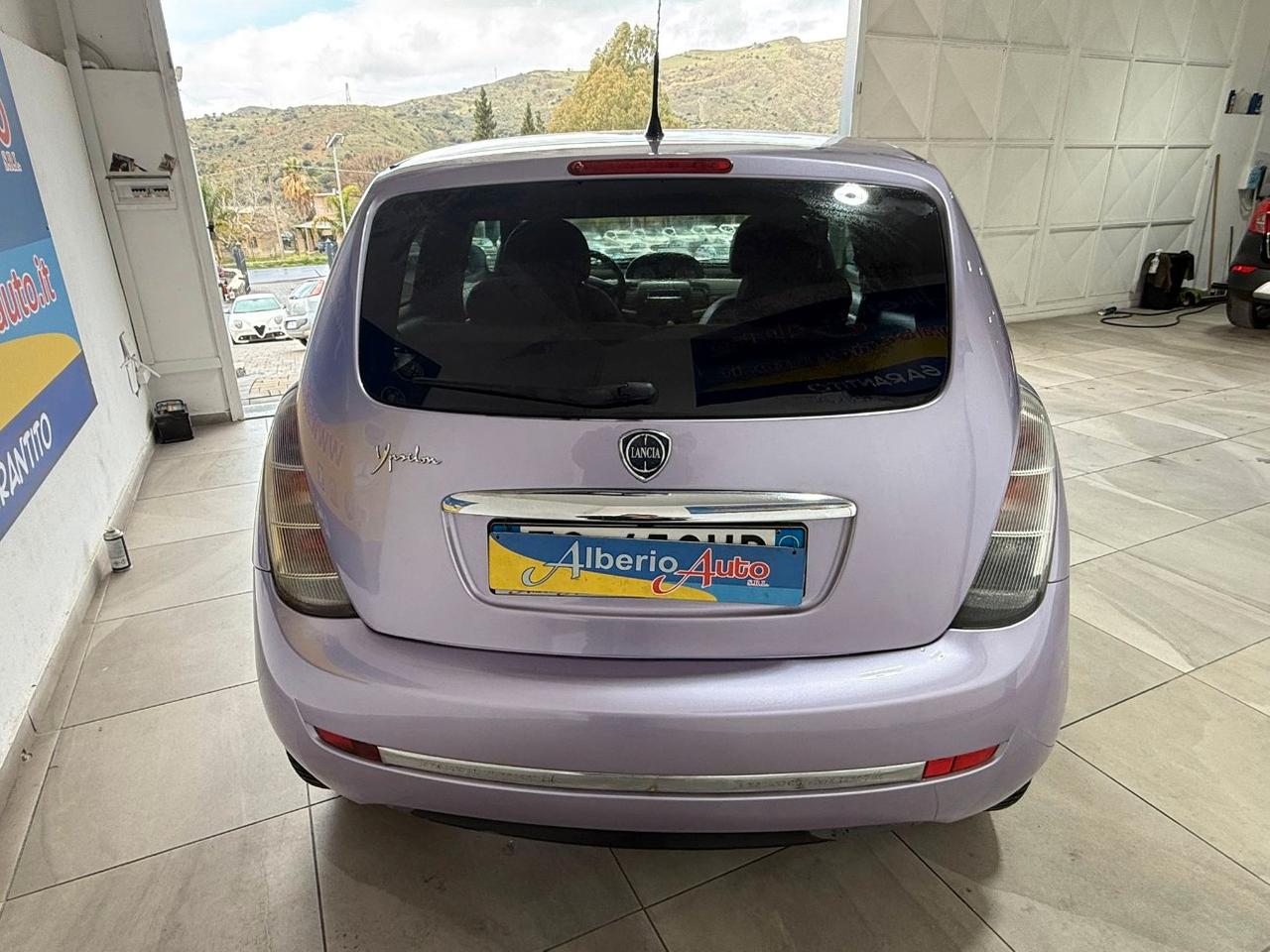 Lancia Ypsilon 1.3 MJT 75 CV Versus