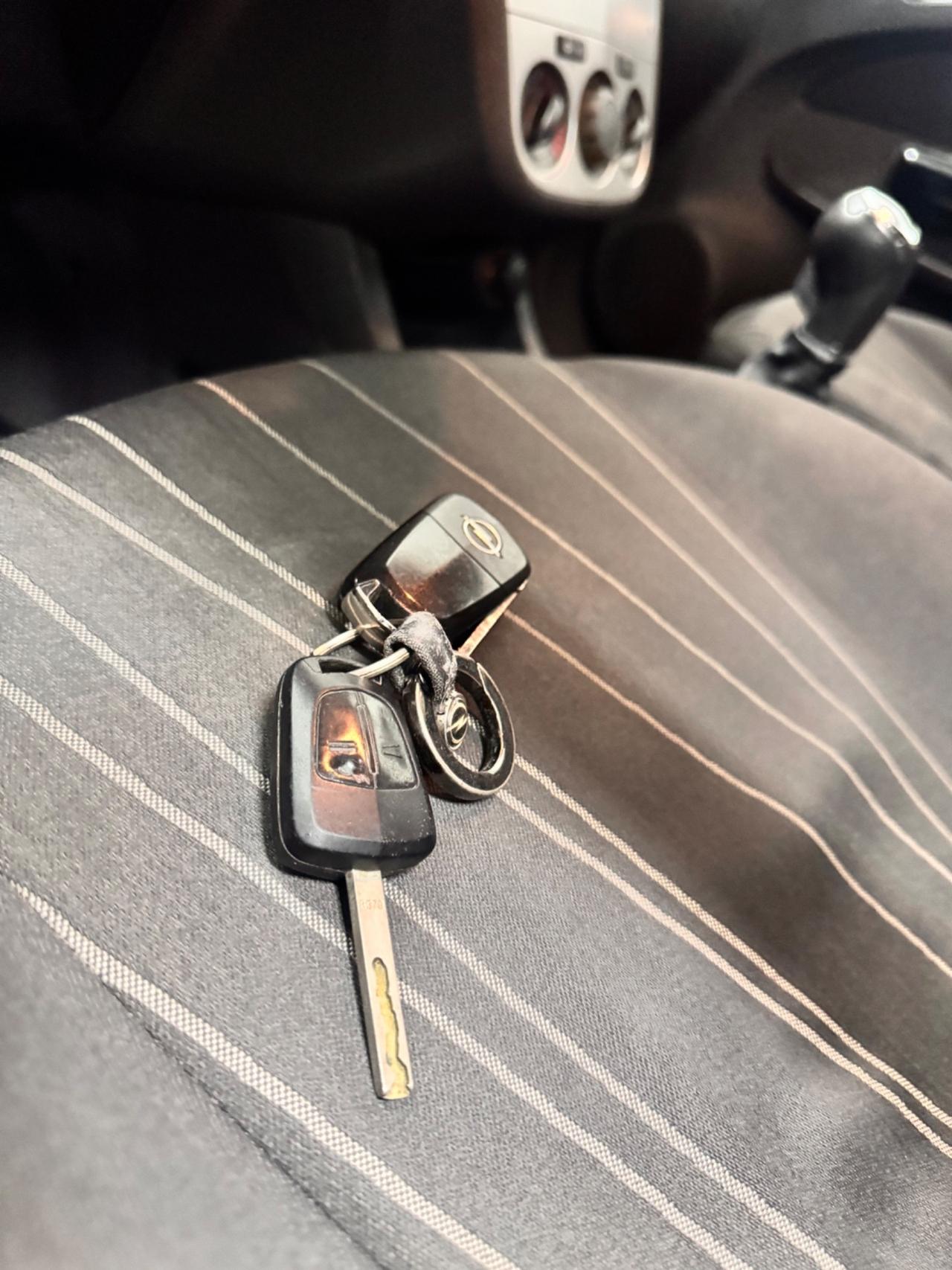 Opel Corsa 1.2 5 Porte Benz/Gpl Cosmo - 2009