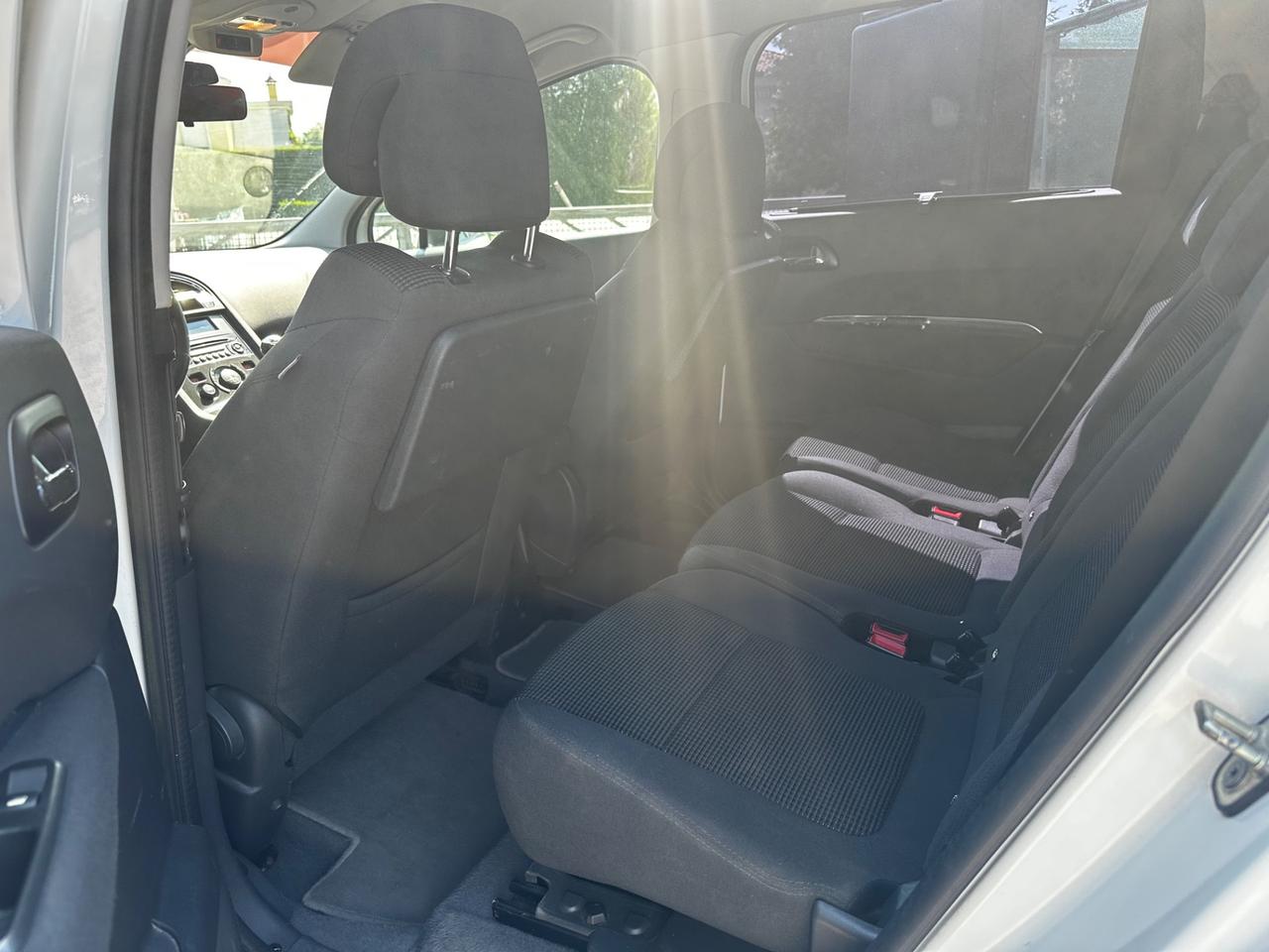 Peugeot 5008 1.6 HDi 115CV Business
