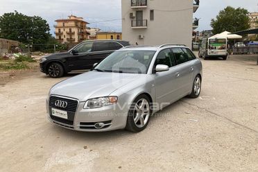 AUDI A4 2.0 16V TFSI Avant quattro Top