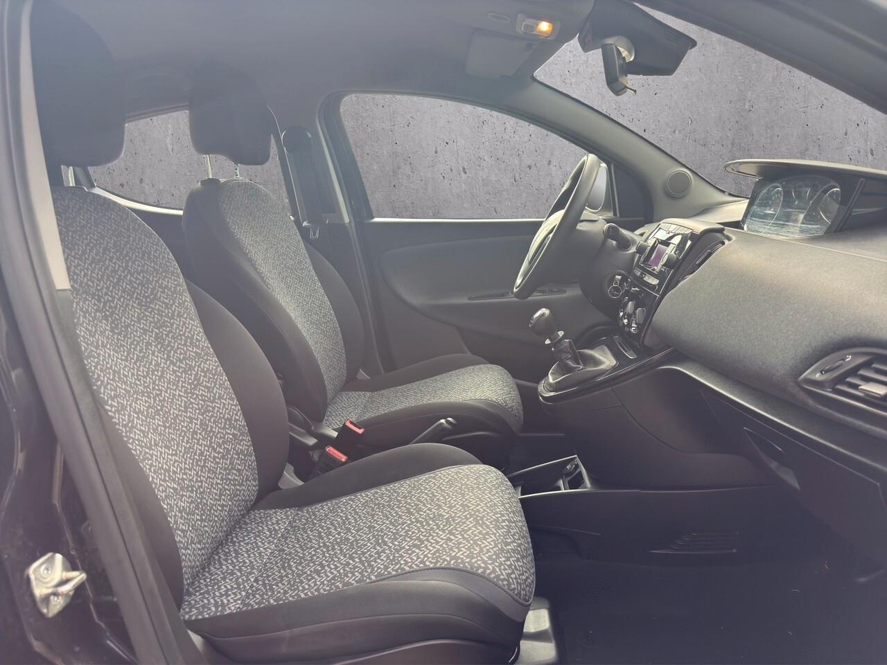 Lancia Ypsilon 1.0 FireFly 5 porte S&S Hybrid Silver Plus