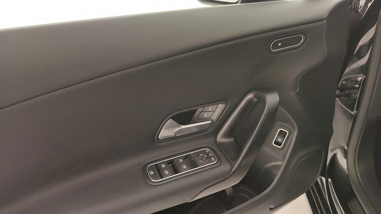 Mercedes-Benz CLA Shooting Brake 180 d Advanced auto