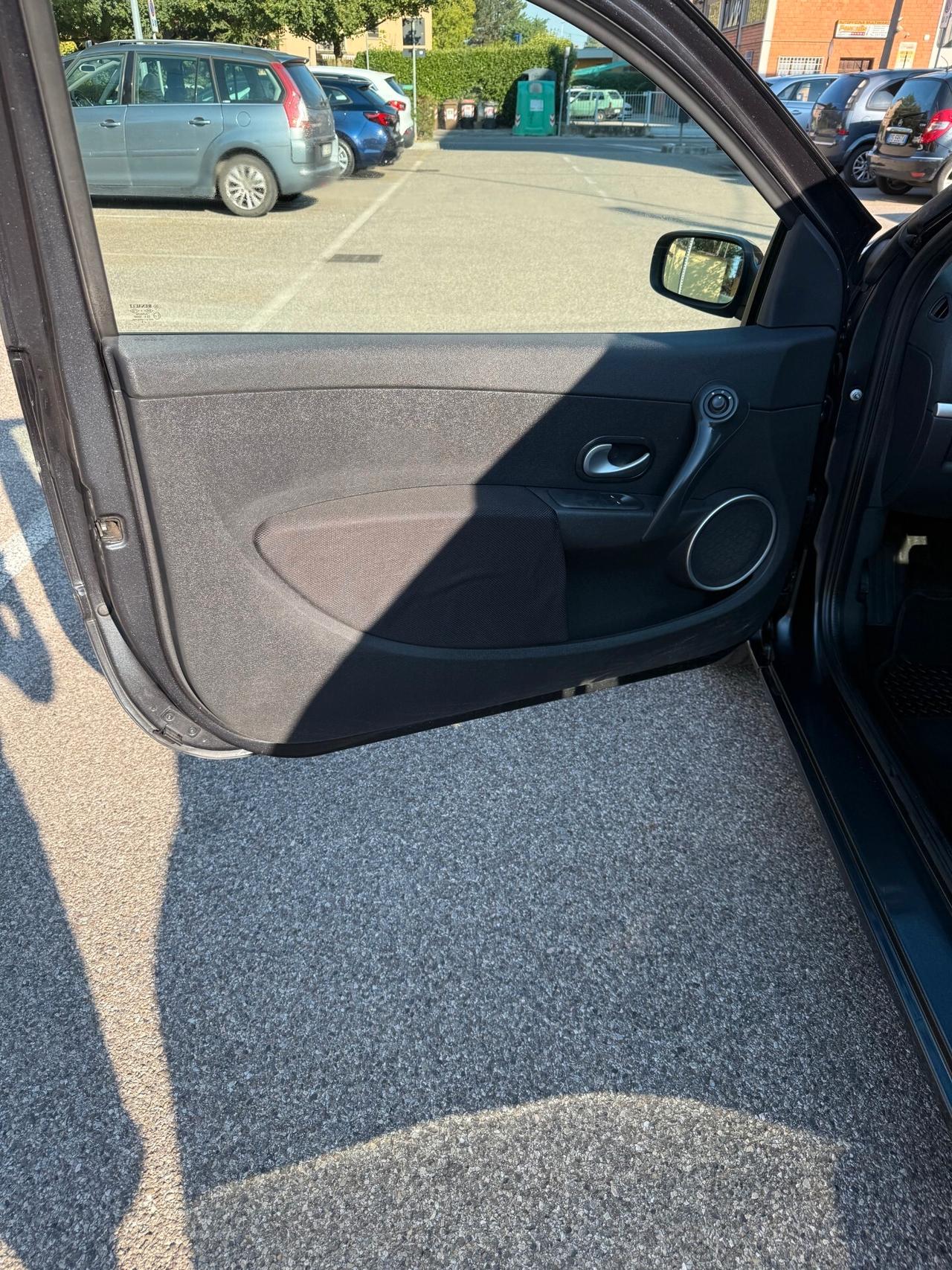 Renault Clio 1.6 - AUTOMATICA - NEOP. - 12 MESI DI GARANZIA -