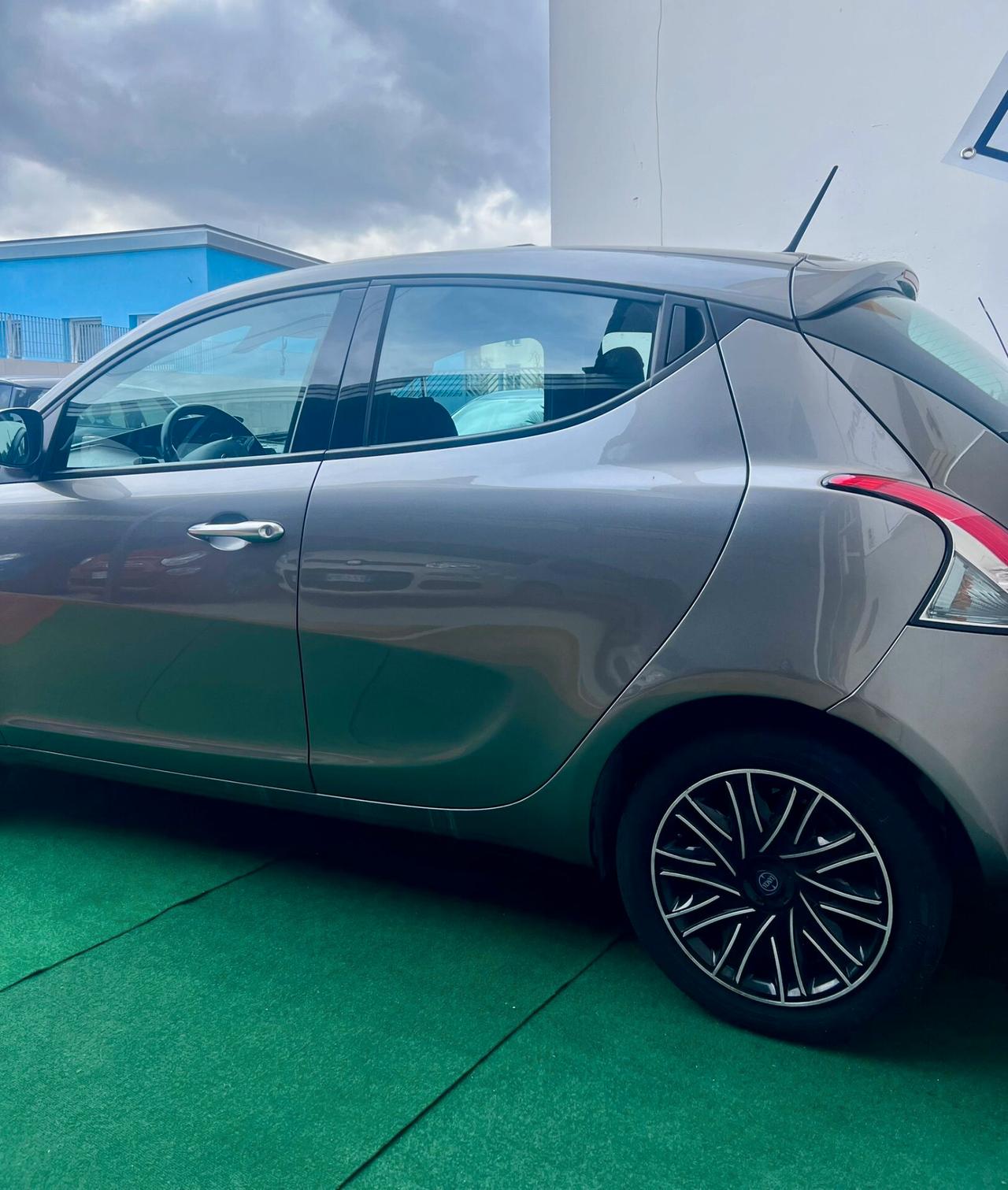 Lancia Ypsilon 1.0 FireFly 5 porte S&S Hybrid Gold Plus