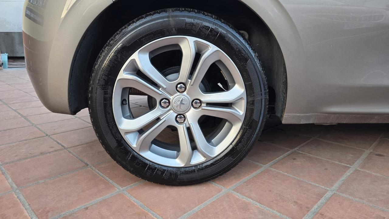 Peugeot 208 PureTech 82 3 porte Allure