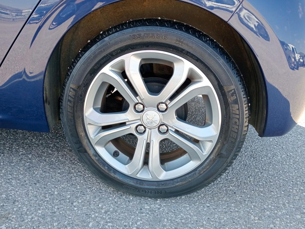 Peugeot 208 1.2VTi 82CV 5p. Allure UNIPROPRIETARIO