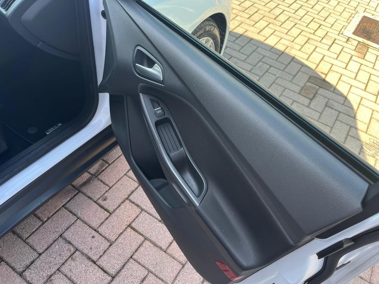 Ford focus 1.5 120 cv N1 autocarro con posti ivata