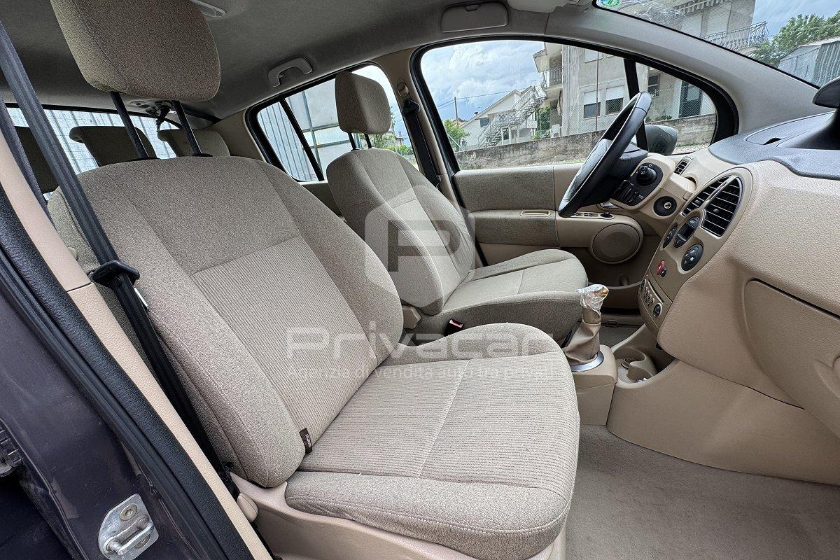 RENAULT Modus 1.2 16V Confort Privilège