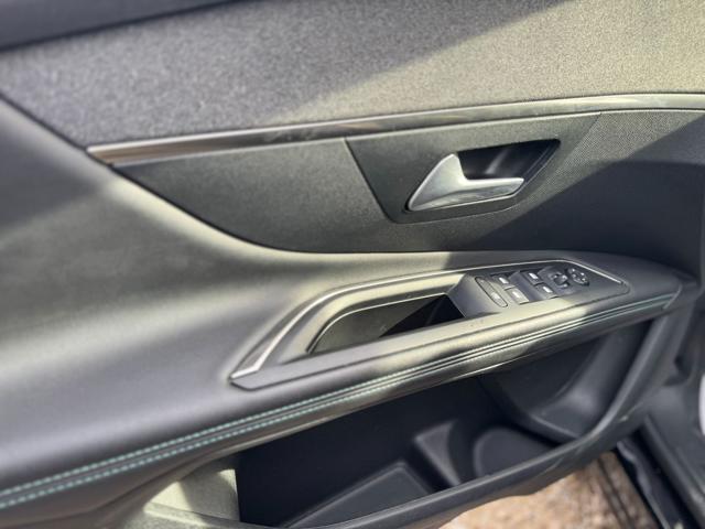 PEUGEOT 3008 1.6cc 225cv HYBRID ALLURE CAMERA POST.