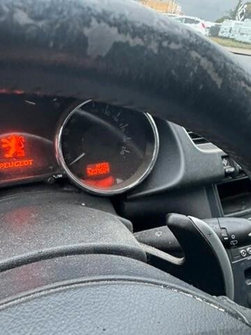 Peugeot 3008 1.6 HDi 110CV cambio robotizzato Tecno