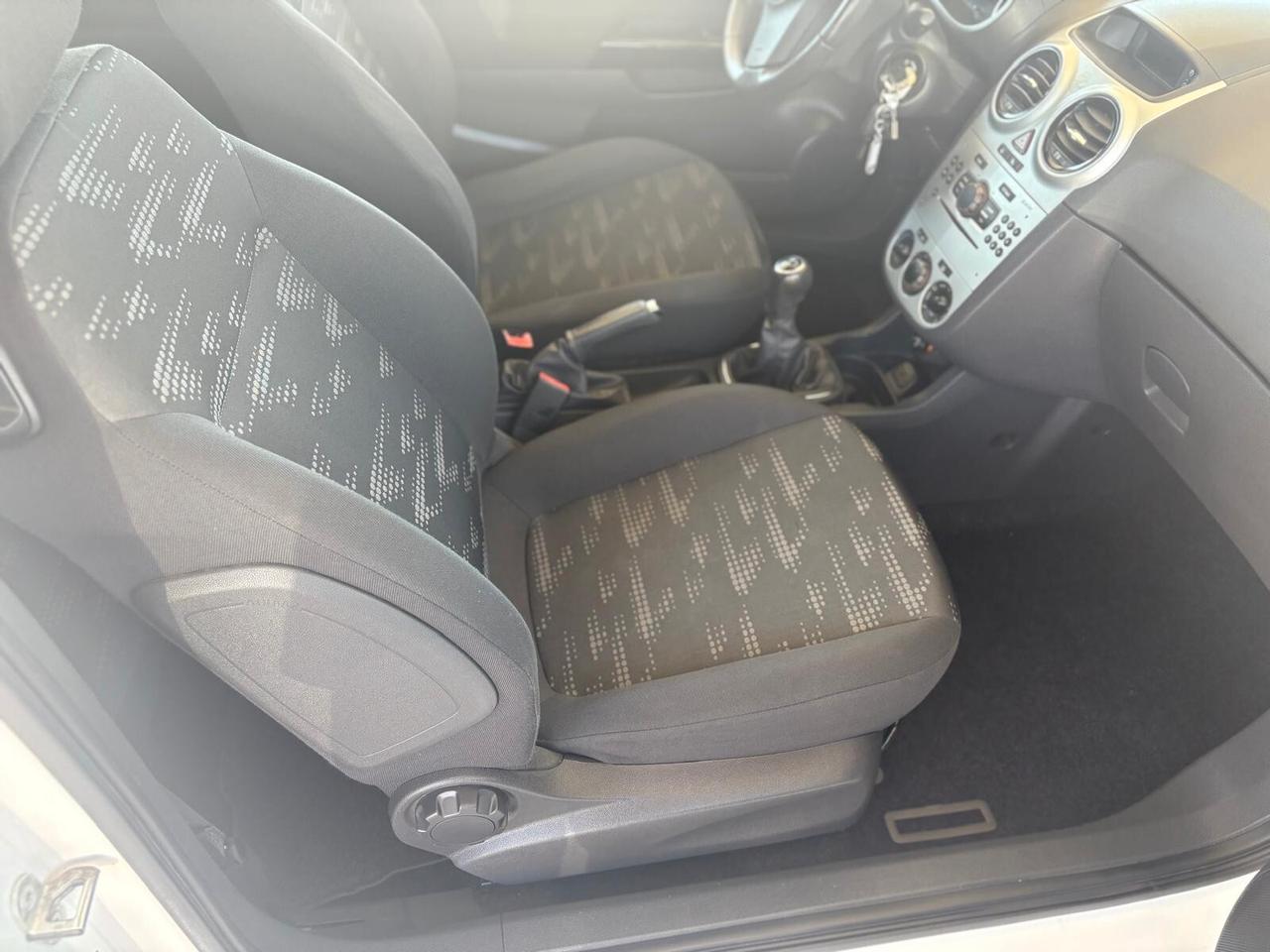 Opel Corsa 1.2 3 porte b-color
