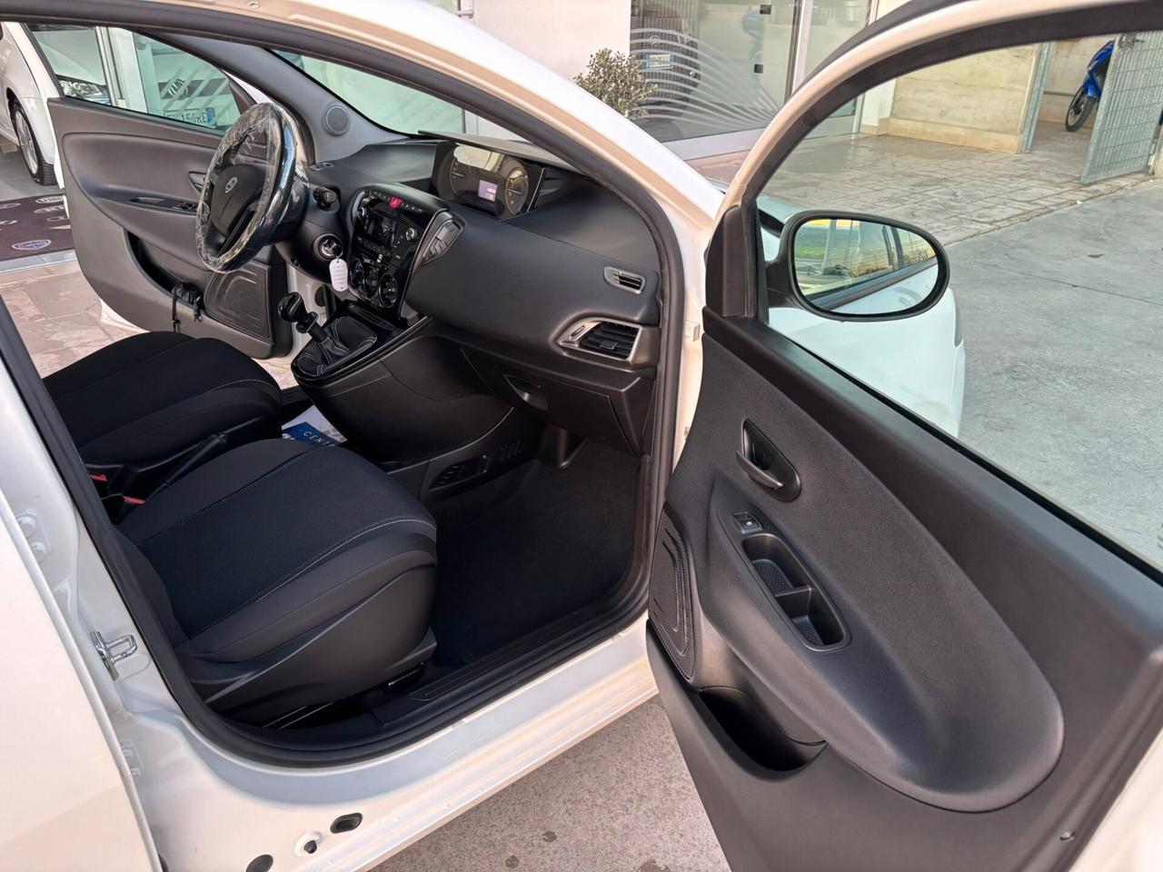 Lancia Ypsilon 1.2 69 CV 5 porte GPL Momo design