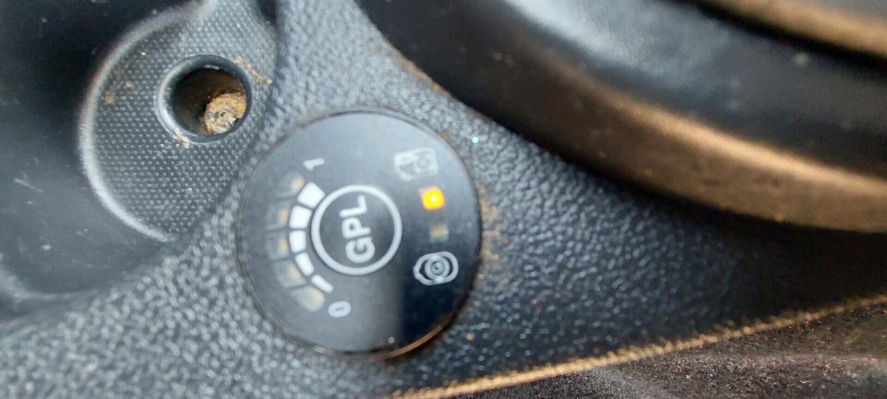 DUSTER 1,6 GPL DI SERIE CASA MADRE NAVIGATORE TELEFONO SENSORI FULL FULL 110 CV