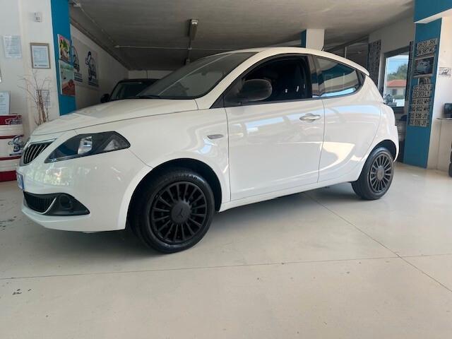 LANCIA YPSILON 1.0 HYBRID FIREFLY SILVER ADATTA A NEO PATENTATI PARI AL NUOVO! SOLO 22.000KM