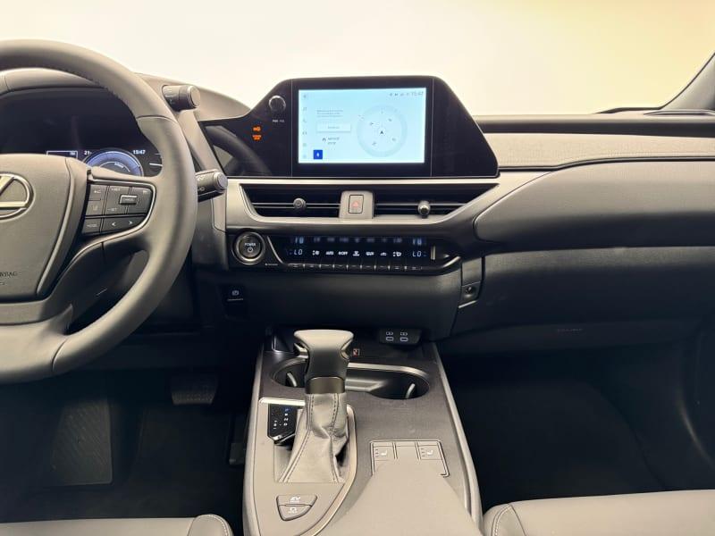 LEXUS UX HYBRID 4WD DESIGN