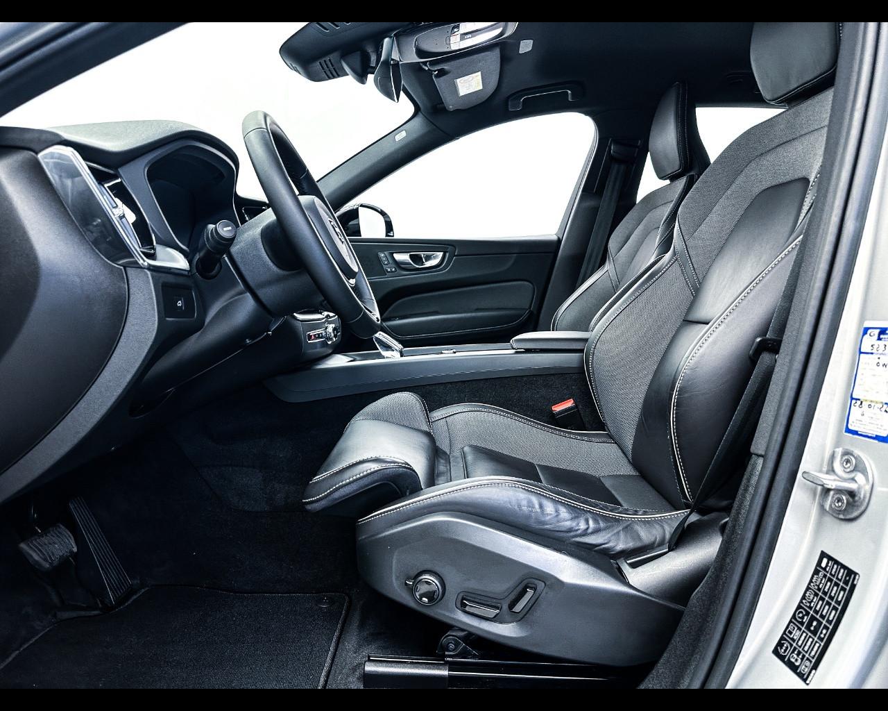 VOLVO XC60 B4 (d) AWD automatico Plus Dark
