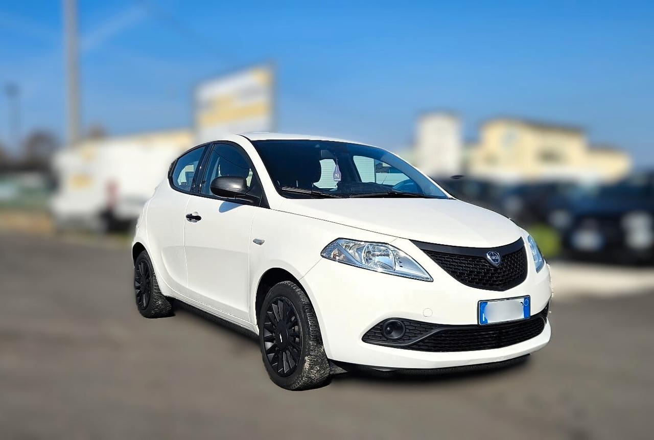 Lancia Ypsilon 1.0 FireFly 5 porte S&S Hybrid Ecochic Silver
