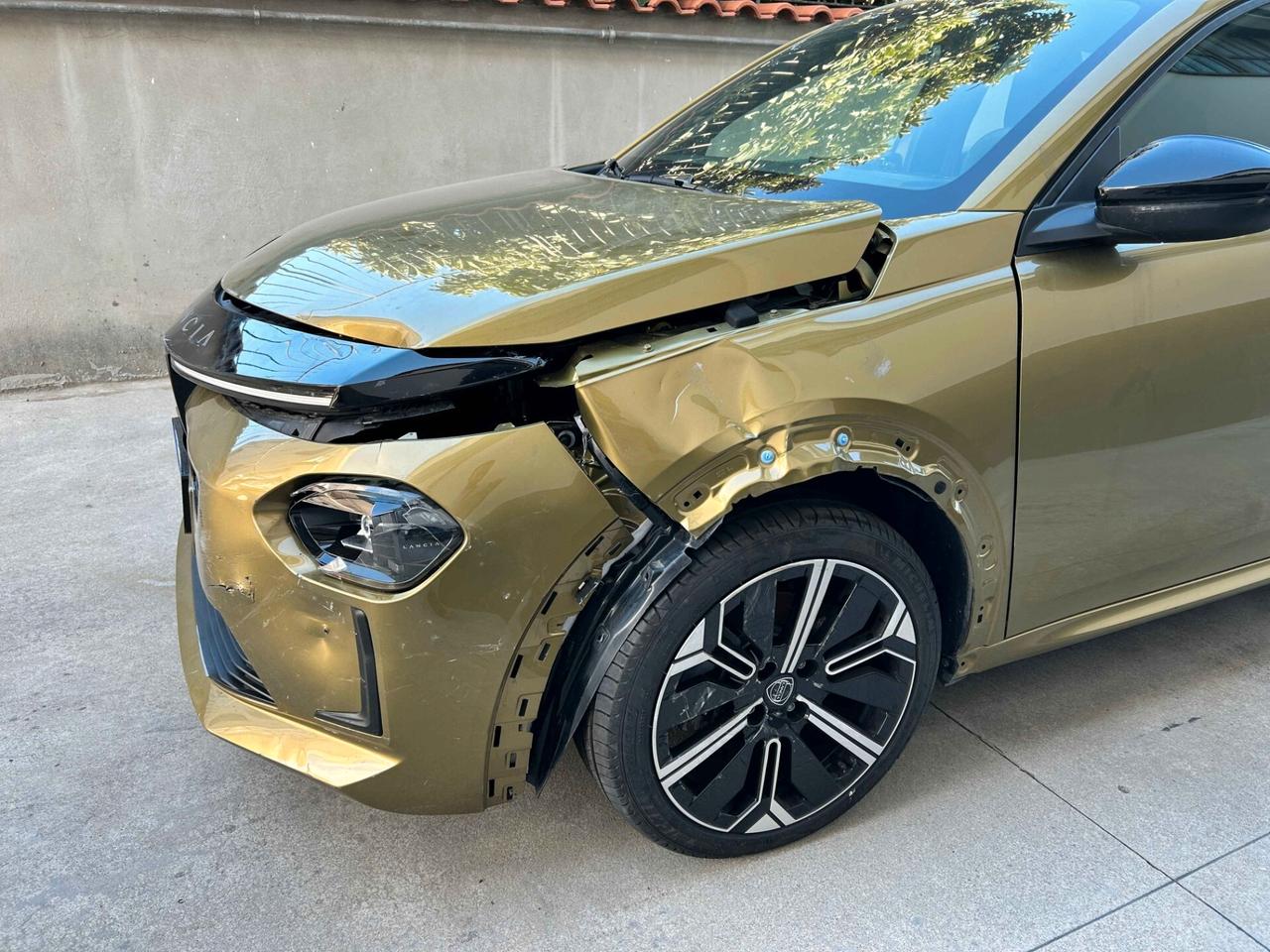 Lancia Ypsilon Hybrid 100CV e-DCT - 2025 Incidentata