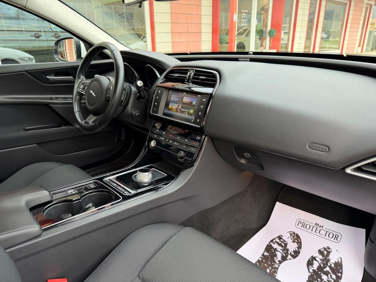 Jaguar XE - Prestige - FULL OPTIONAL