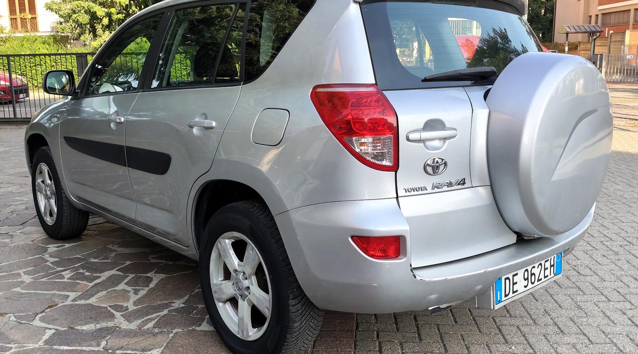 Toyota RAV 4 2.2 D-4D 136 CV Luxury