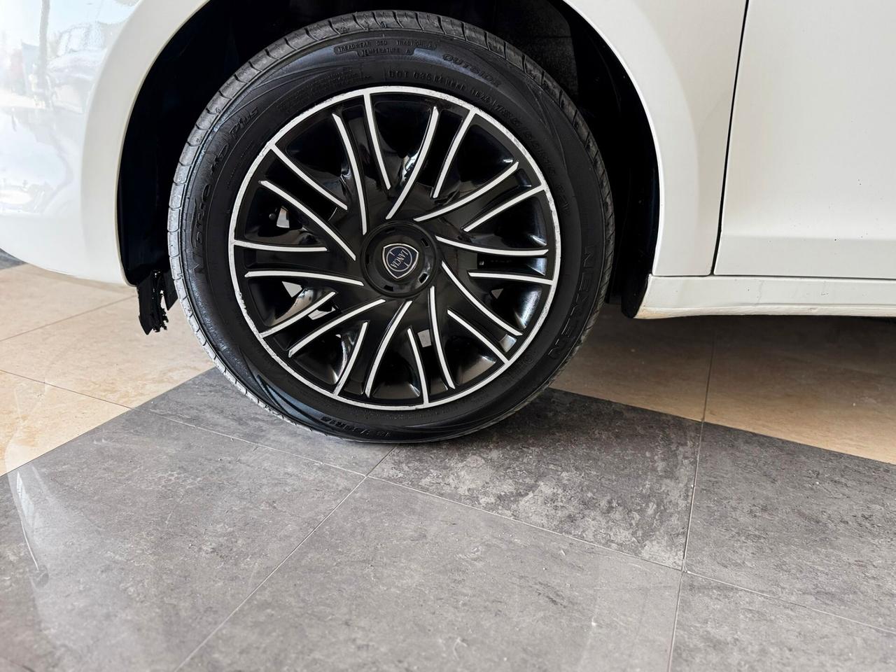 Lancia Ypsilon 1.2 69 CV 5 porte S&S Platinum