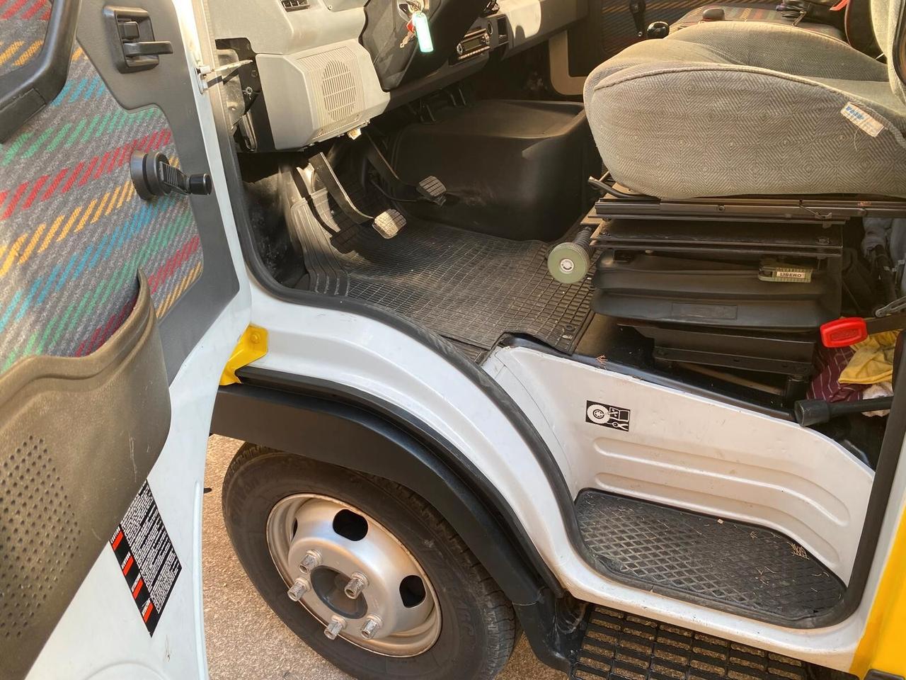 Carroattrezzi: Renault V.I. – Pianale Basculante e Scorrevole con Verricello e Gru