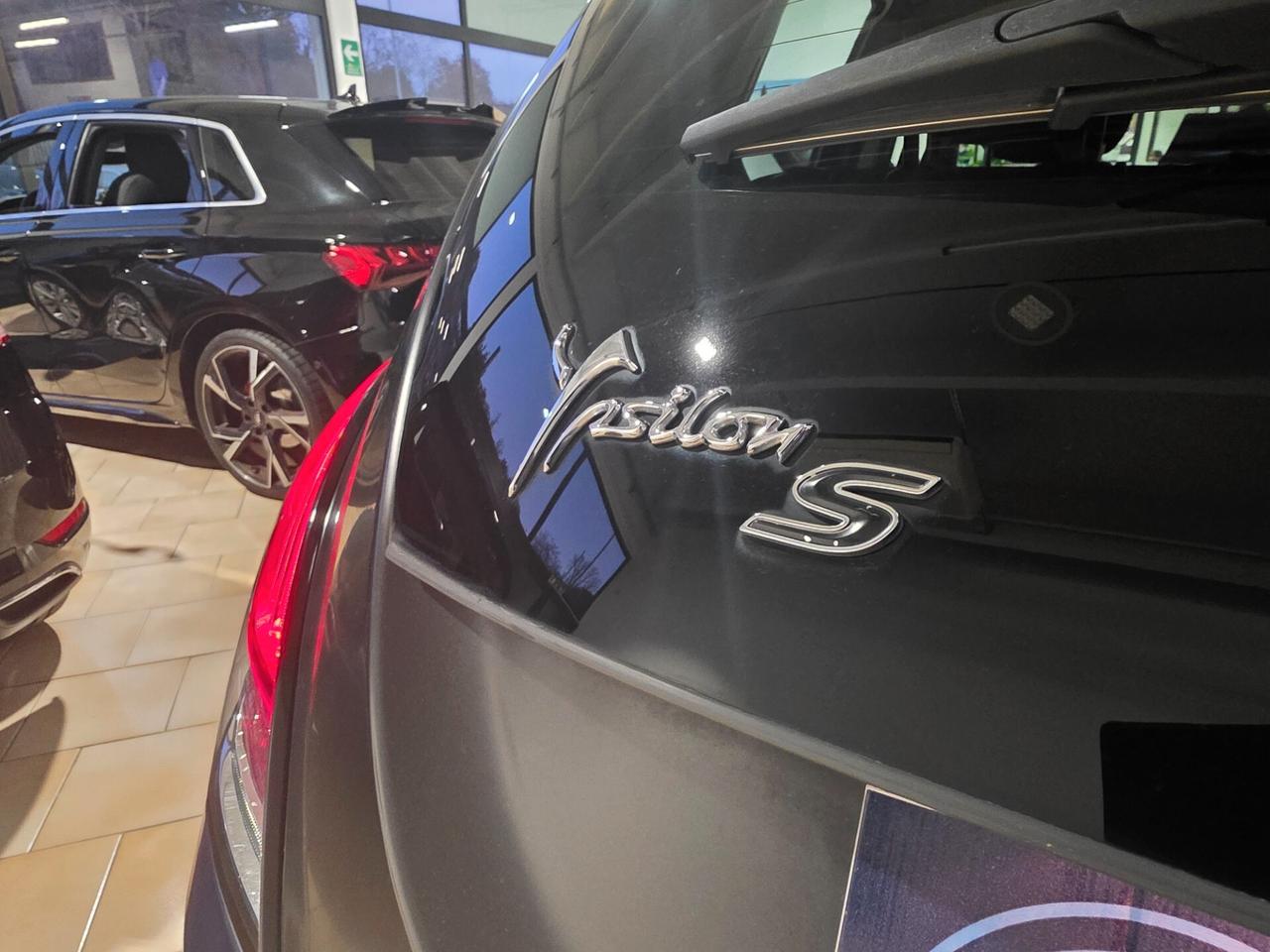 Lancia Ypsilon 1.2 69 CV 5 porte S Momodesign