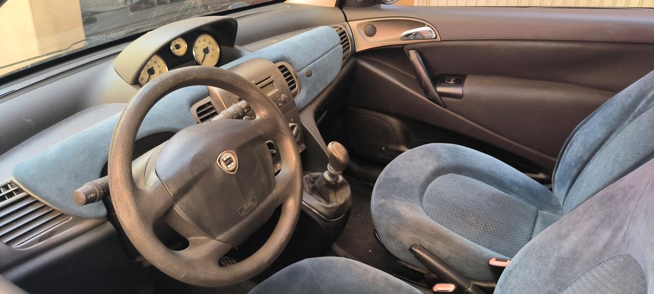 Lancia Ypsilon 1.2 16V Oro