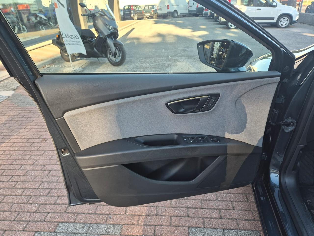 Seat Leon 1.6 TDI DSG ST Business E6D -- OK Neopat.!!