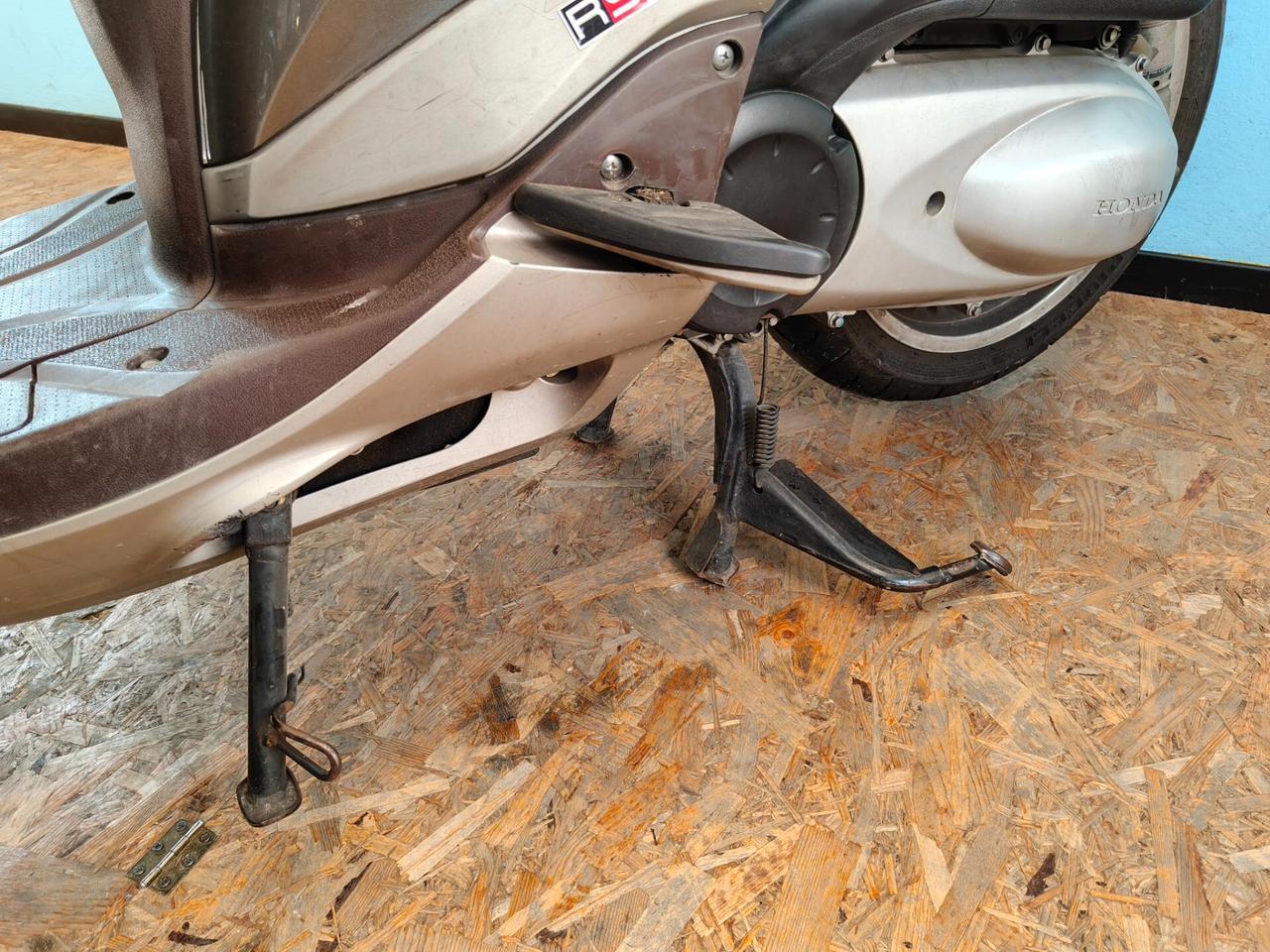 Honda SH 300 con parabrezza alto e bauletto