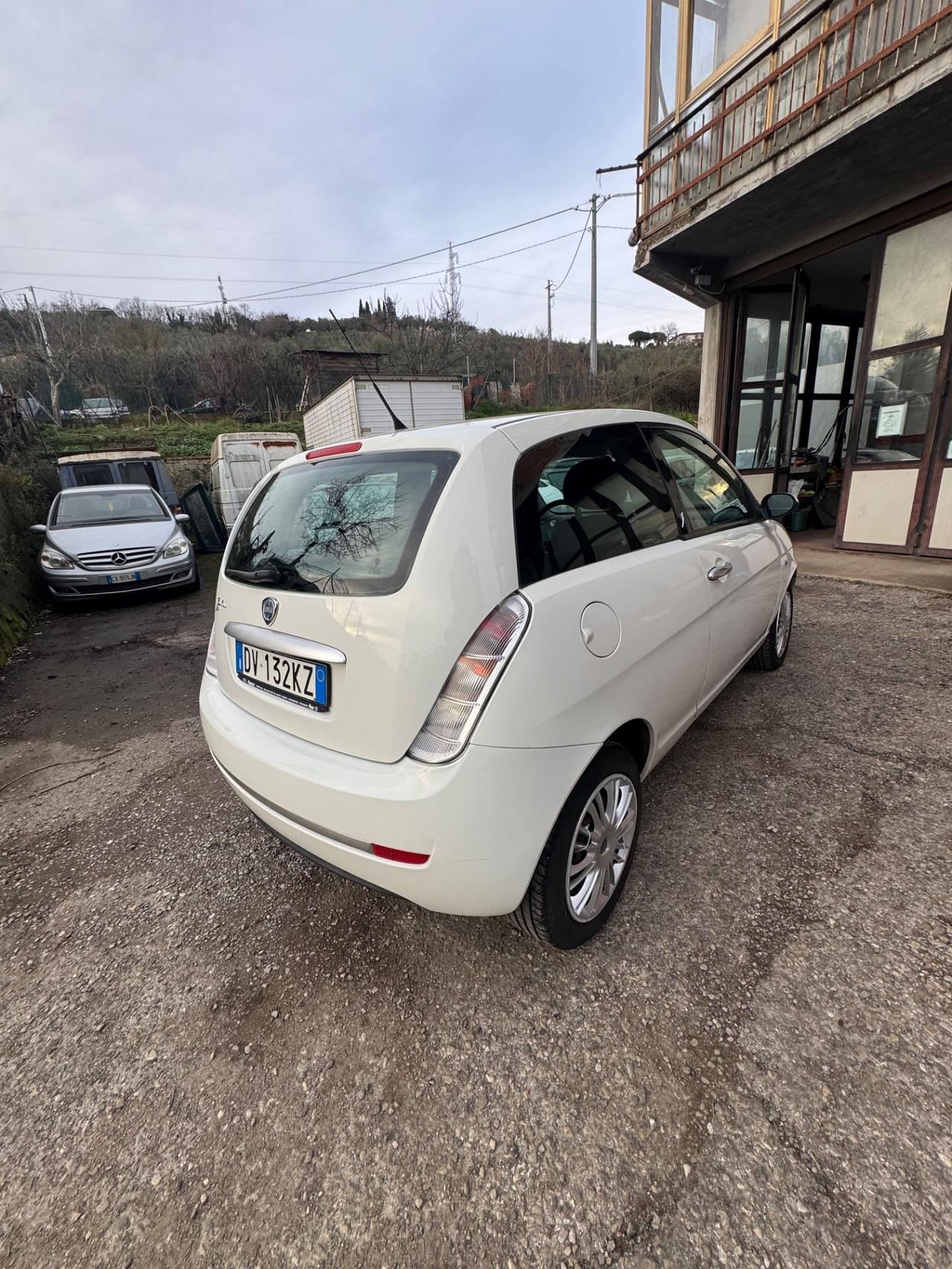 Lancia Ypsilon 1.3 MJT 75 CV Platino
