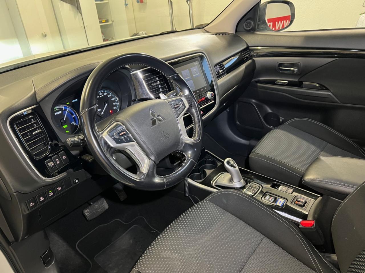 Mitsubishi Outlander 2.4 MIVEC 4WD PHEV Instyle Plus SDA