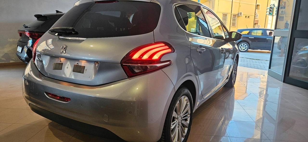 Peugeot 208 PureTech 82cv 5 porte Allure-Navi- Chromo-4 Vetri elett.-Sensori parch