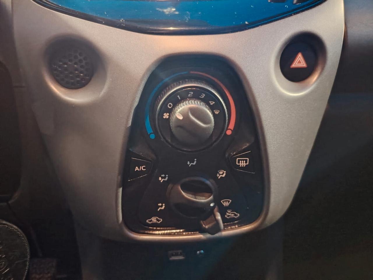 Toyota Aygo Connect 1.0 VVT-i 72 CV 5 porte