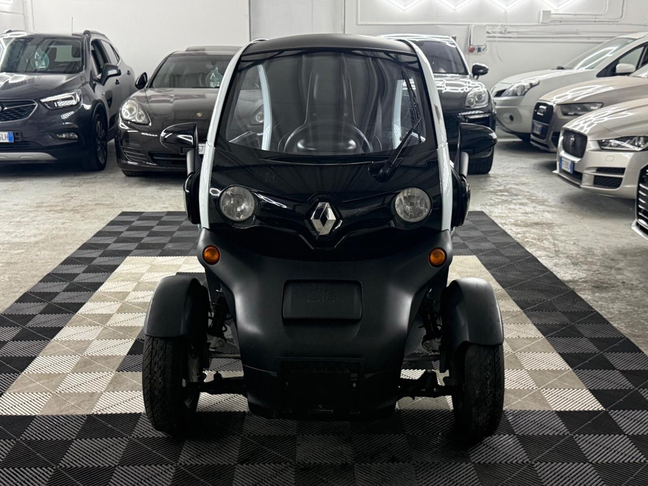 Renault Twizy 45 patente Si guida con AM